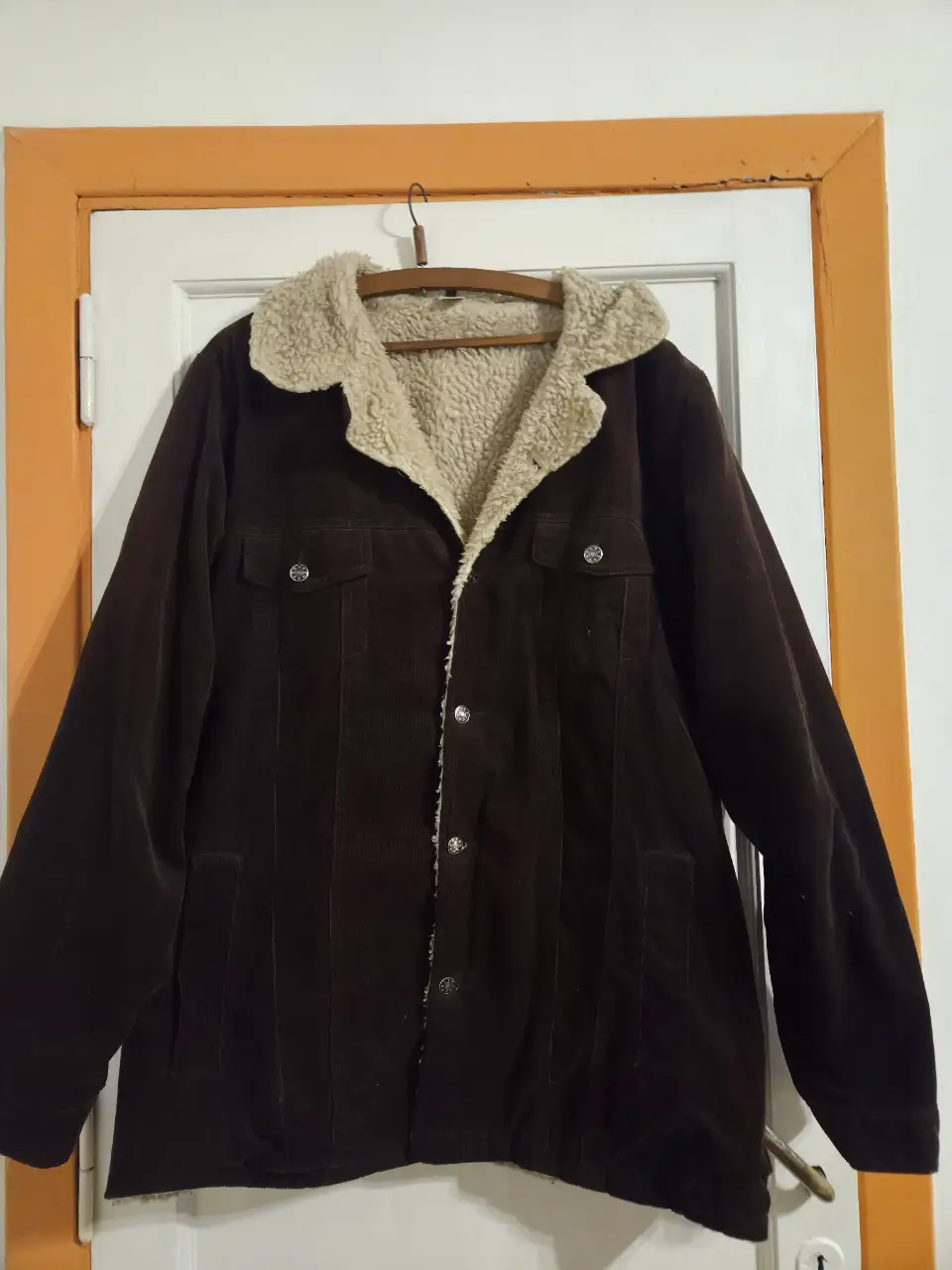 Campera de corderoy marrón con interior de corderito color crudo. Ideal para el invierno, con un estilo vintage y abrigado. (precio charlable)