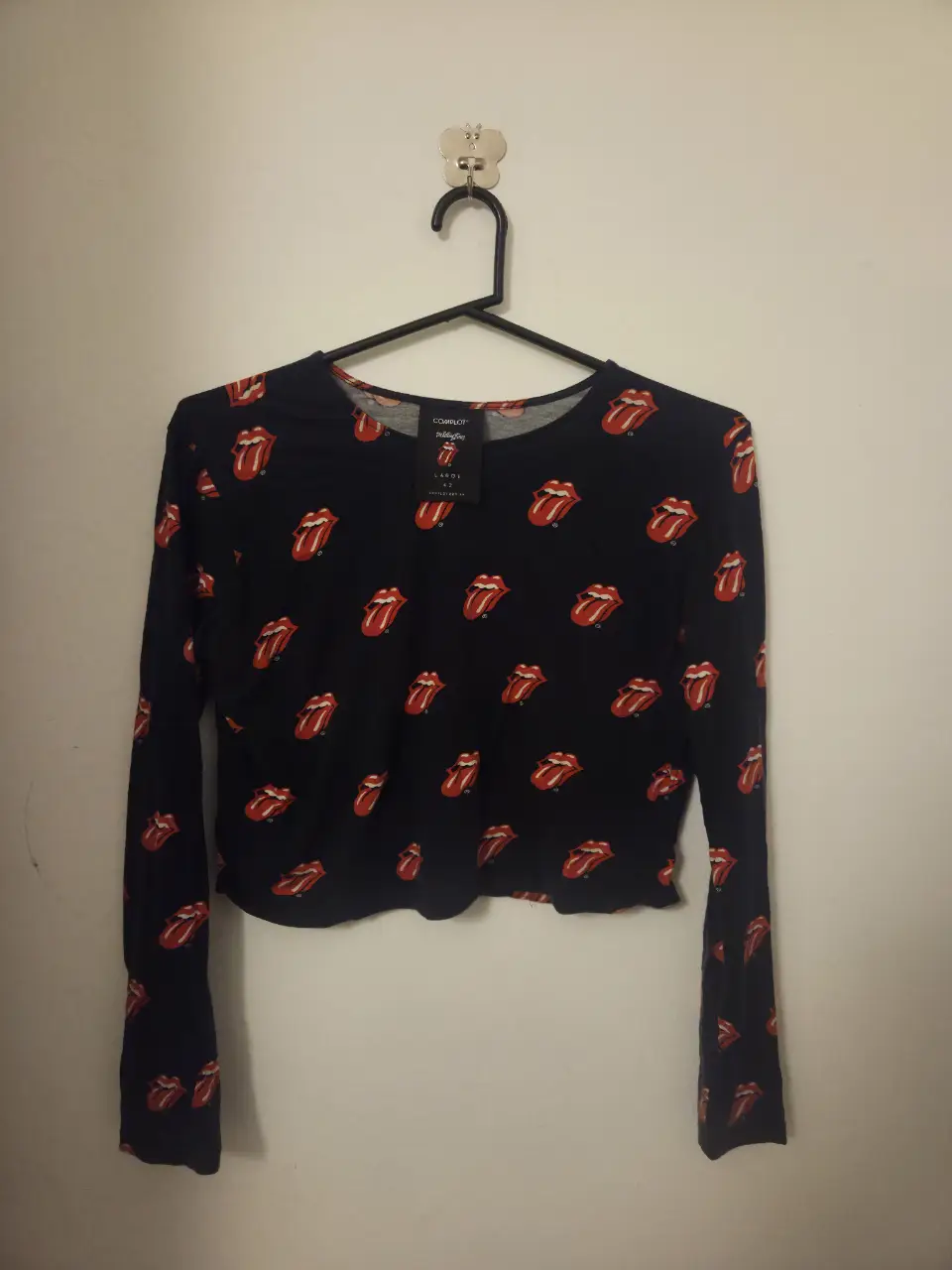 Remera manga larga de mujer con estampado del logo de Rolling Stones. Ideal para un look rocker y canchero.