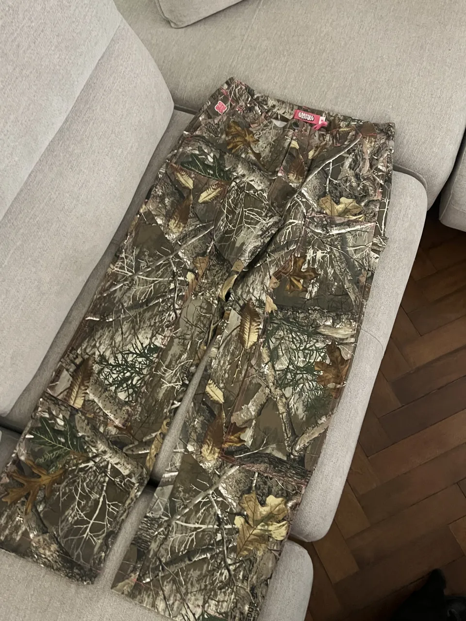 Pantalones realtree de camuflaje con detalles en rosa.