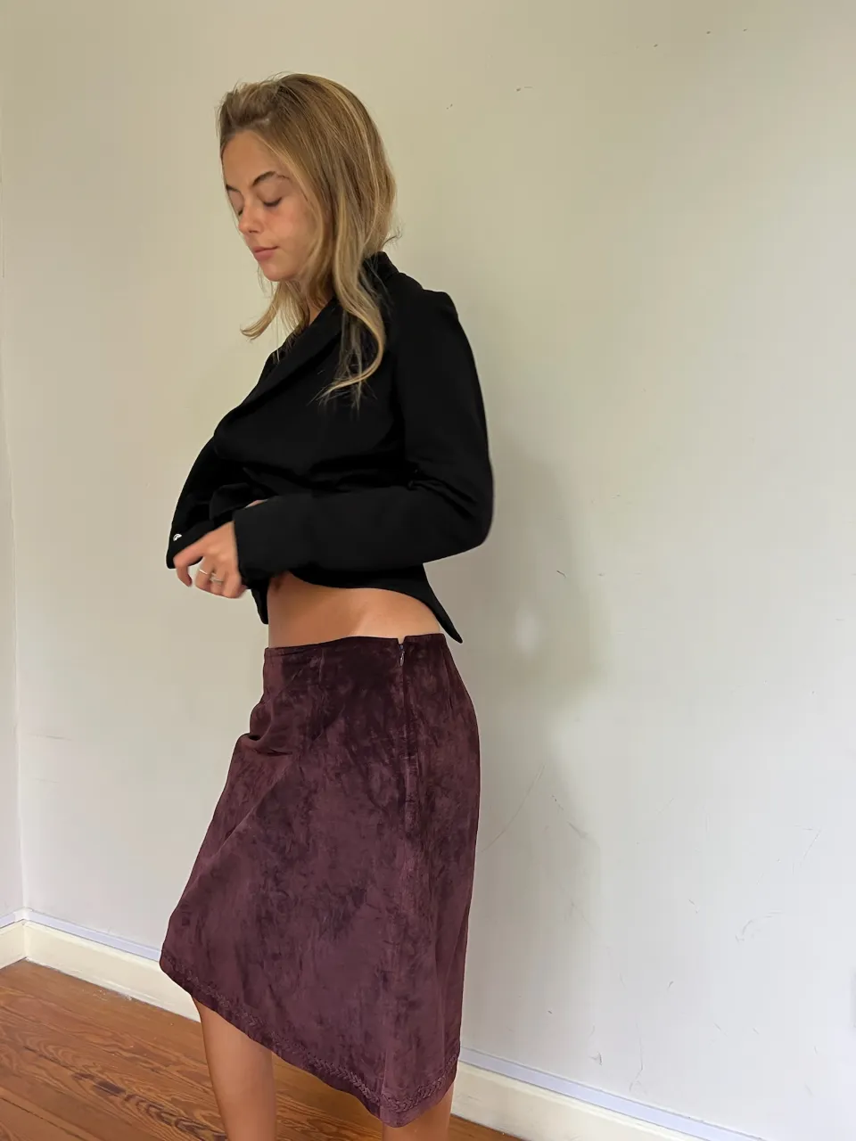 Pollera bordo de gamuza con cierre lateral.