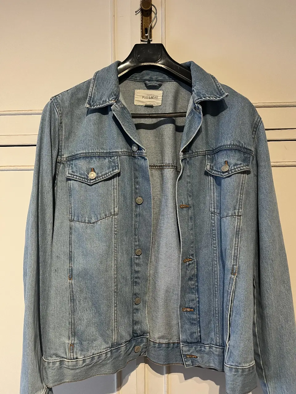Campera de jean azul claro, estilo clásico con botones y bolsillos. Ideal para un look casual y versátil.