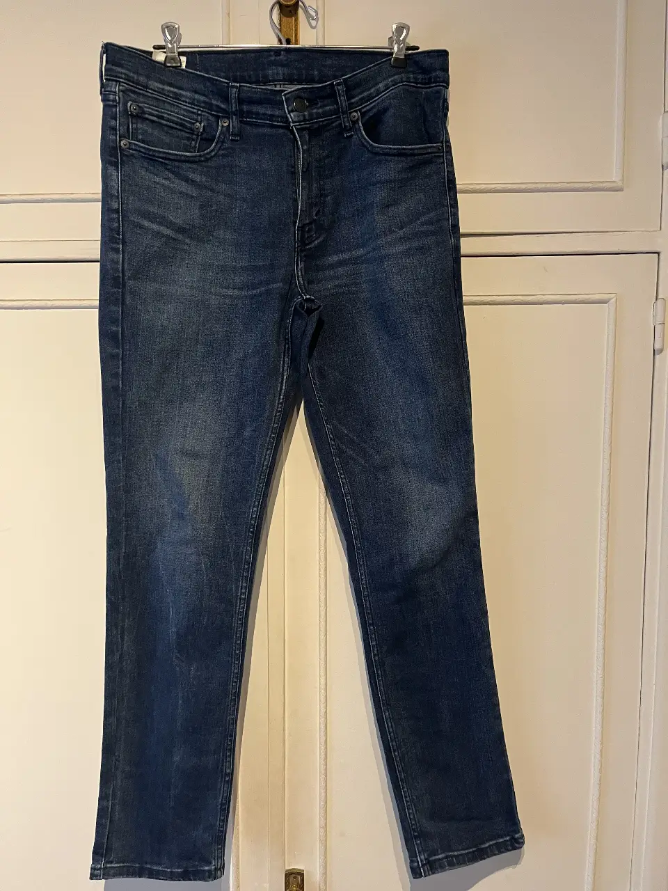 Jeans de hombre Levi's 511, corte recto, color azul oscuro, talle 32W 32L. Perfecto para un look casual y moderno.
