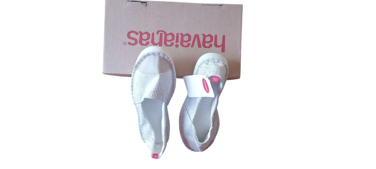 Alpargatas Havaianas para mujer, color beige, diseño casual y cómodo, ideales para el verano. Diseño "Designed in Brazil".