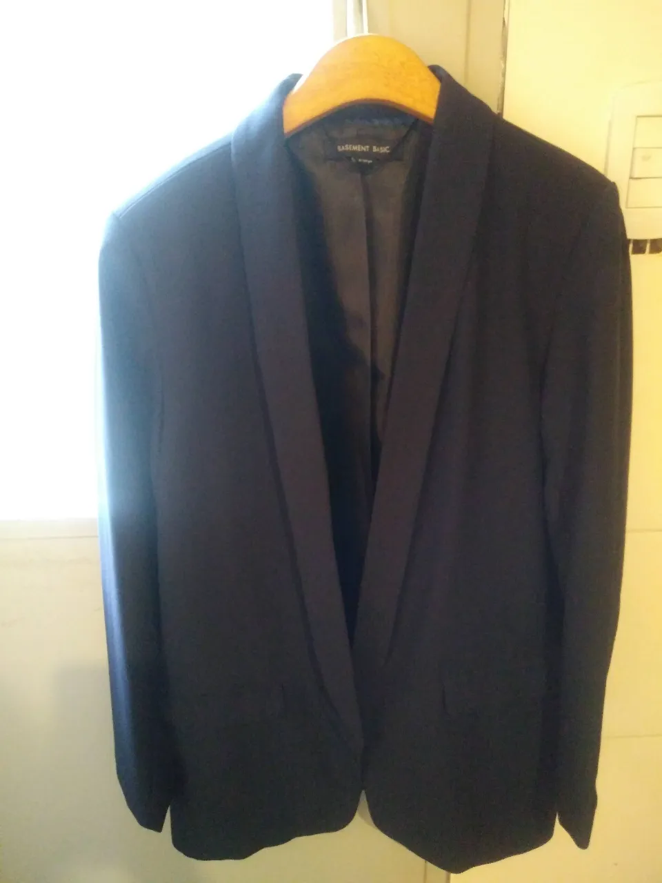 Elegante blazer de mujer en color azul oscuro, ideal para un look formal o de trabajo. Confeccionado con un diseño clásico y solapas pronunciadas, este blazer es perfecto para combinar con pantalones sastreros o faldas.