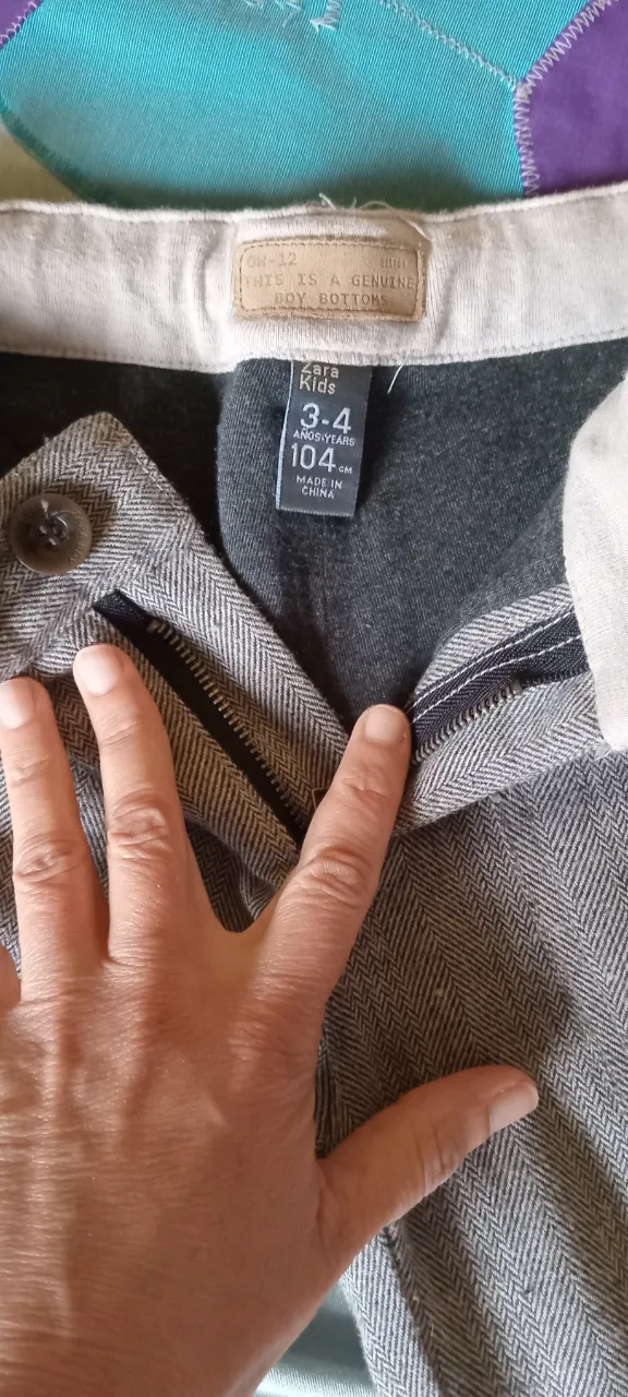 Pantalón de vestir para niño, color gris con diseño de espiga. Talle 3-4 años. Marca Zara Kids. Ideal para ocasiones formales.