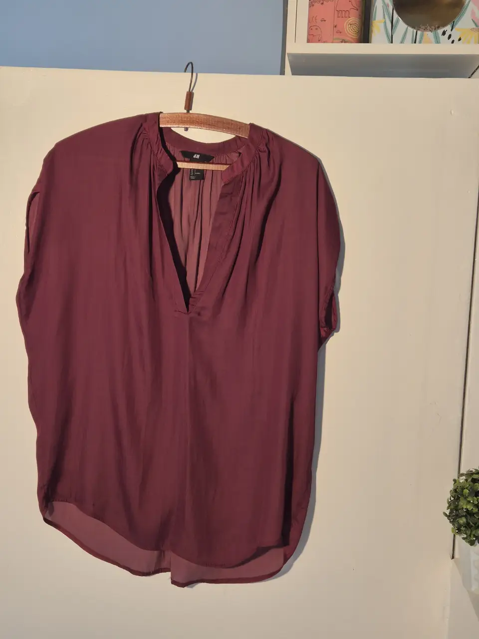 Blusa de mujer color borgoña con cuello en V. Ideal para un look elegante y sofisticado.