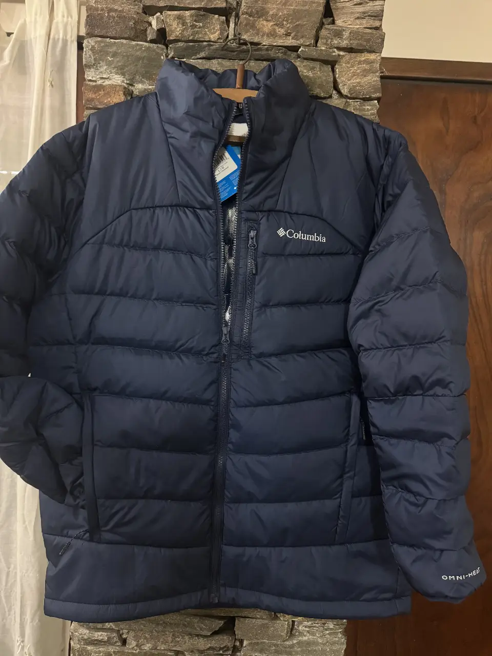 Campera Columbia azul marino, acolchada, con cierre y bolsillos. Ideal para el invierno, con tecnología Omni-Heat para mayor abrigo.