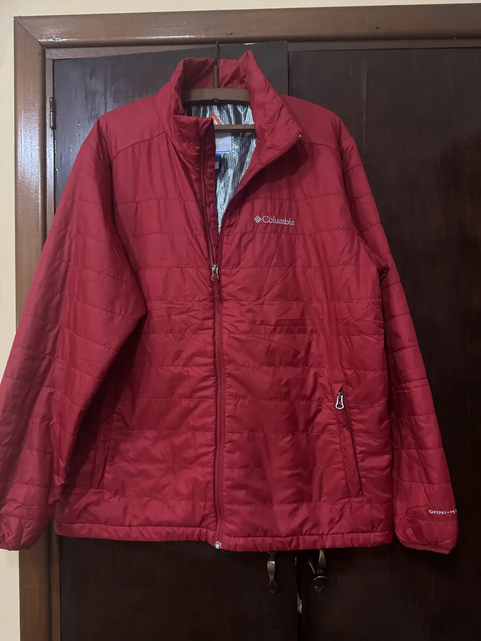 Campera Columbia roja acolchada con cierre. Posee el logo de la marca bordado en el pecho y en la manga. Interior plateado con tecnología Omni-Heat. Talle L.