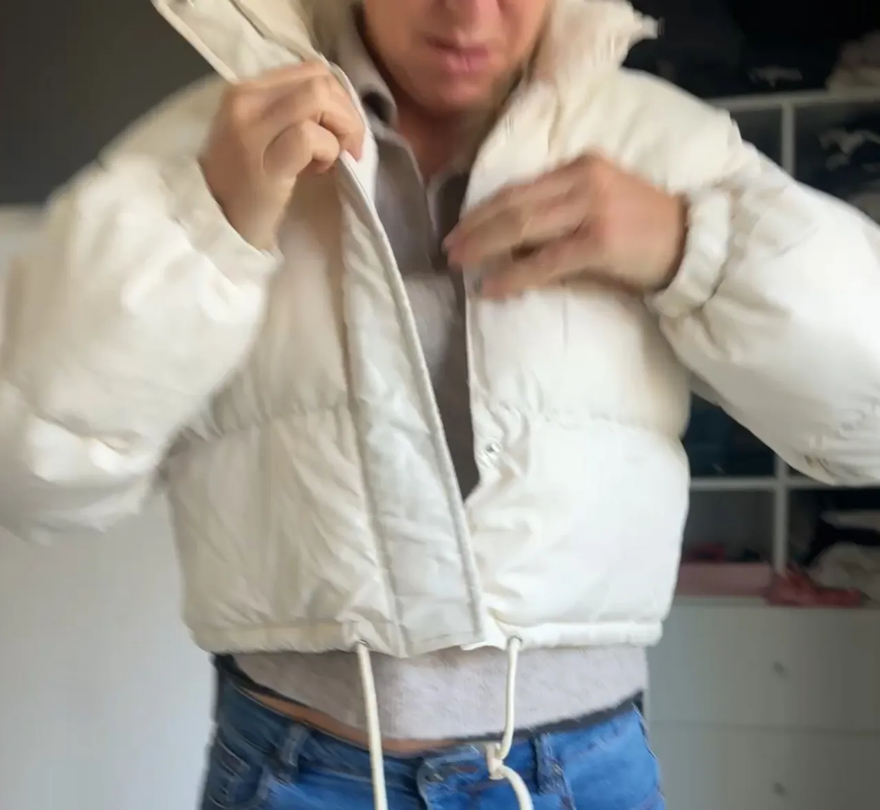 Campera puffer corta de mujer, color blanco. Ideal para el invierno, abrigada y con un diseño moderno. Perfecta para un look casual y urbano.