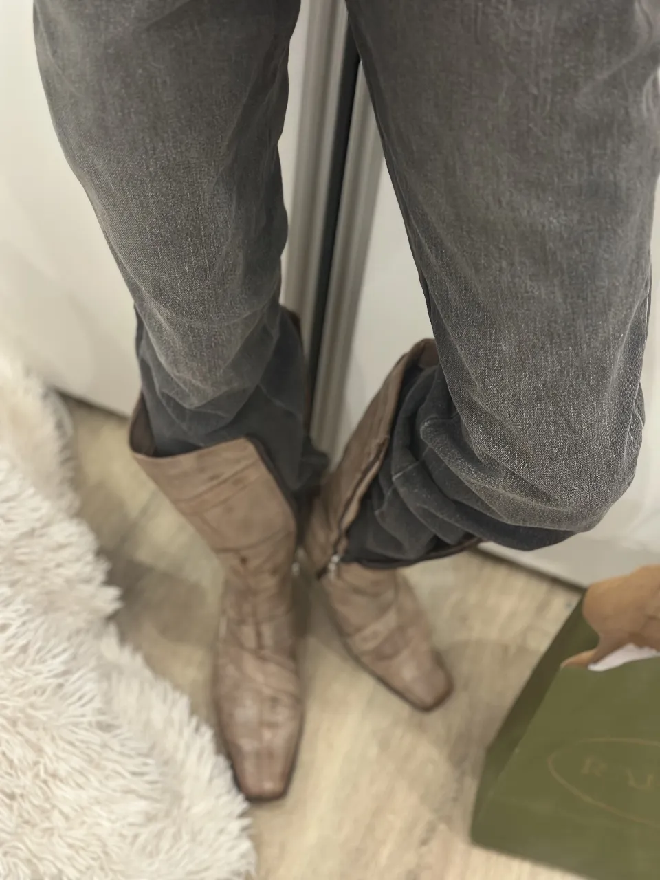 Botas de caña alta de cuero marrón, ideales para un look casual o de salida. Diseño con detalles y terminaciones que le dan un toque vintage.