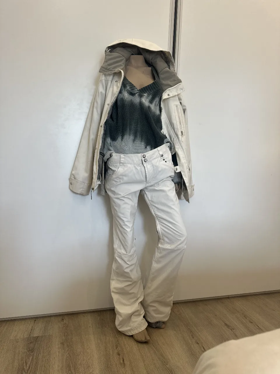 Campera de ski Burton blanca con capucha y detalles en gris. Incluye pantalón blanco a juego. Ideal para la nieve.