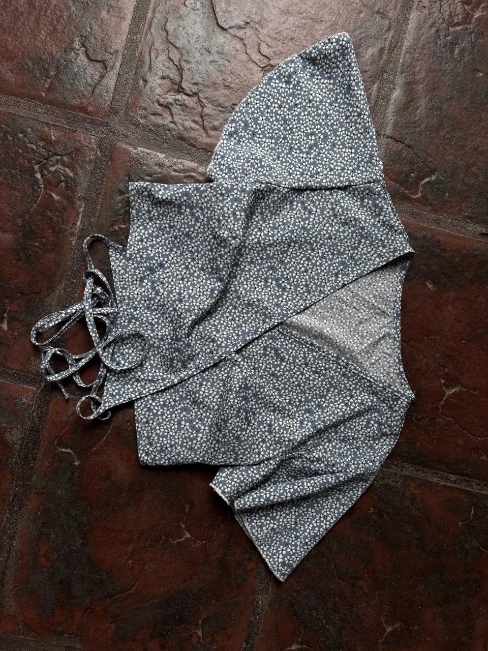 Top estampado con tiras para atar. Ideal para un look fresco y canchero.