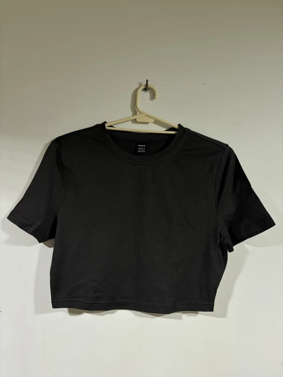 Remera crop top de manga corta, ideal para un look casual y moderno. Perfecta para combinar con jeans, shorts o faldas.