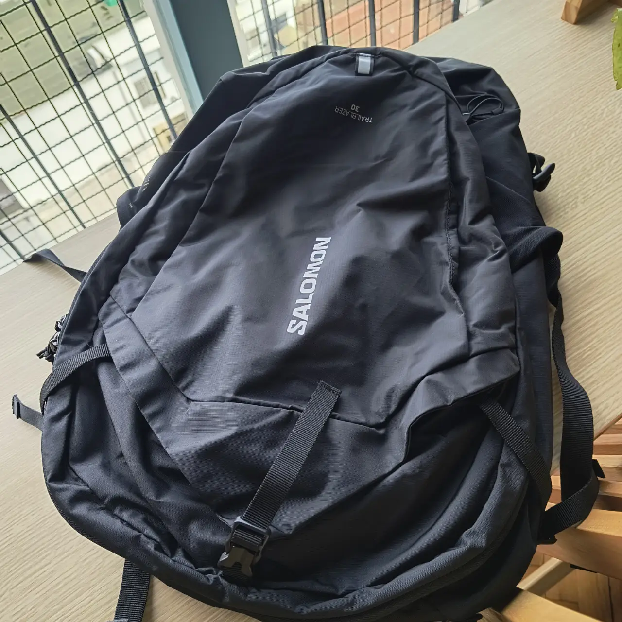 Mochila Salomon Trailblazer 30, ideal para actividades al aire libre y viajes. Con capacidad de 30 litros, ofrece espacio y comodidad. Diseño resistente y funcional.