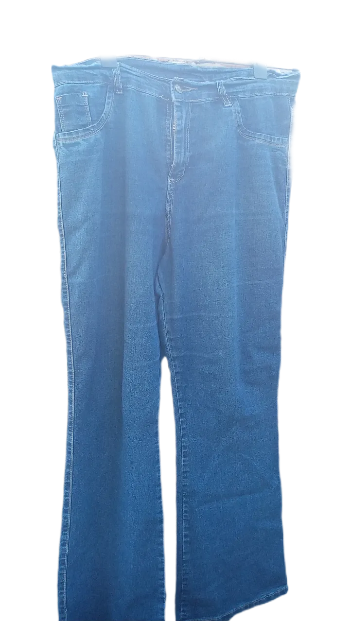 Jeans de corte acampanado en color azul.