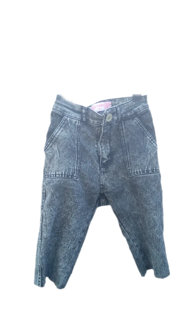 Jean de tiro alto con bolsillos cargo y efecto desgastado. Posee un botón y cierre en la parte delantera.
