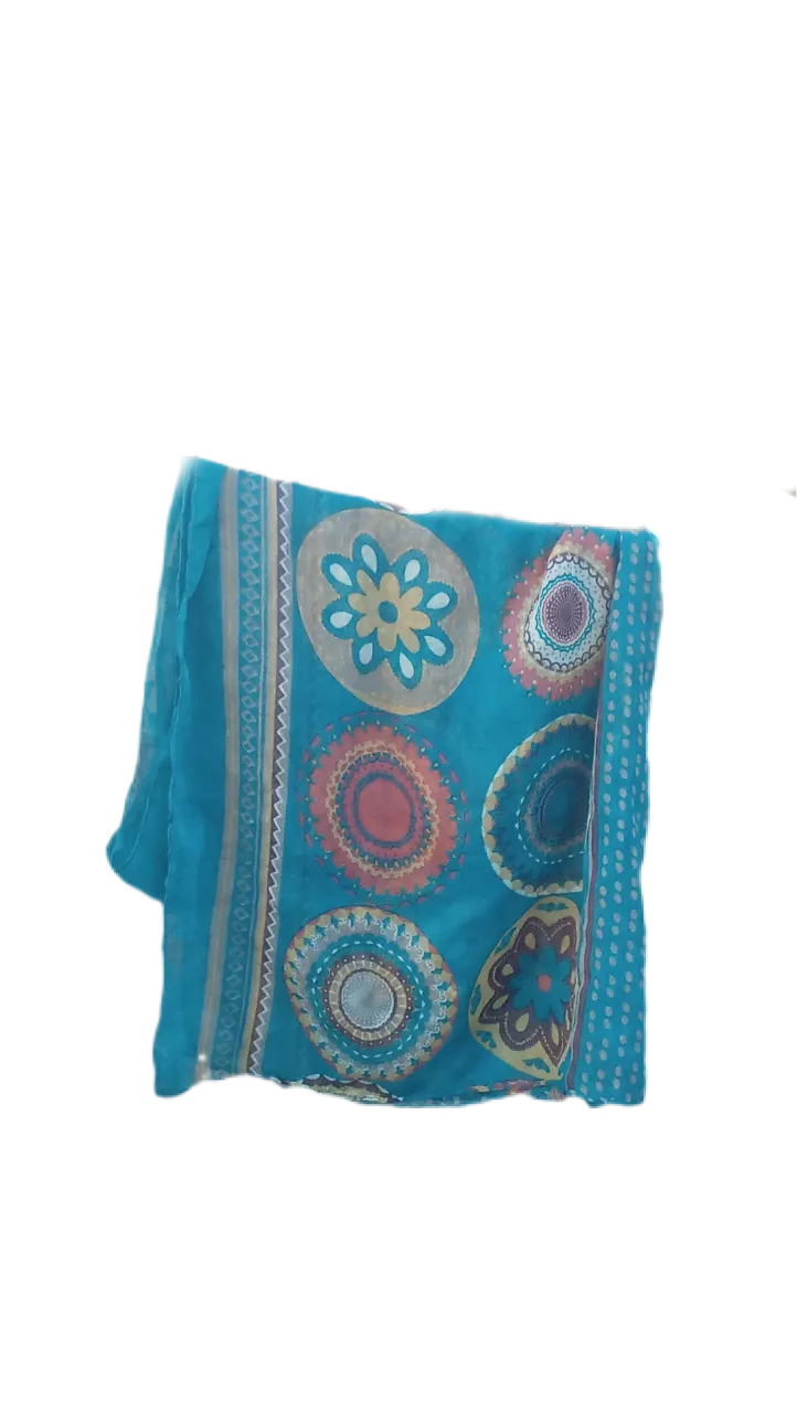 Pañuelo de seda con estampa de círculos y flores en tonos turquesa, naranja, amarillo y marrón. Posee un borde con detalles geométricos y lunares.