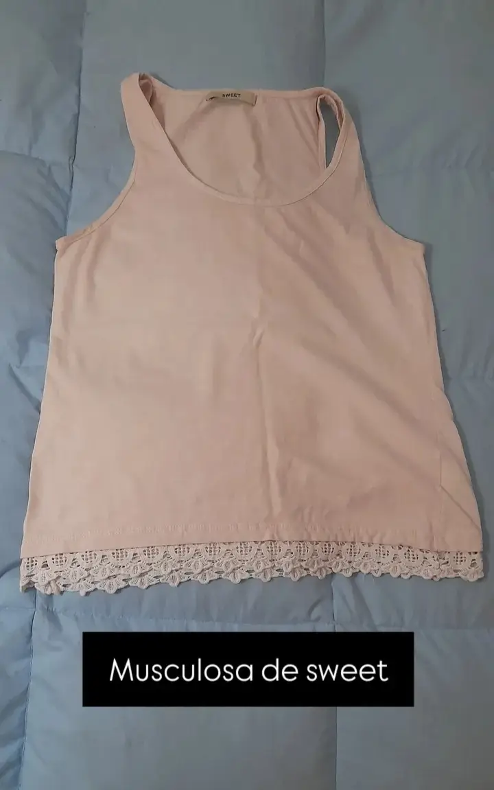 Musculosa de sweet, color rosa claro, con detalle de encaje en la parte inferior. Ideal para un look casual y fresco.