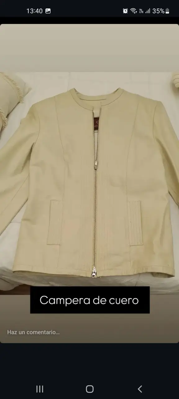 Campera de cuero color crudo, con cierre frontal y bolsillos. Ideal para un look casual y moderno.