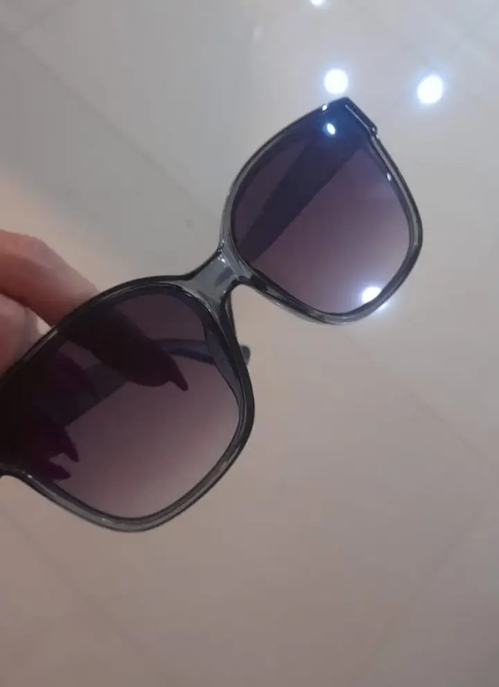 Anteojos de sol cuadrados con marco gris y cristales oscuros. Ideales para proteger tus ojos con estilo.
