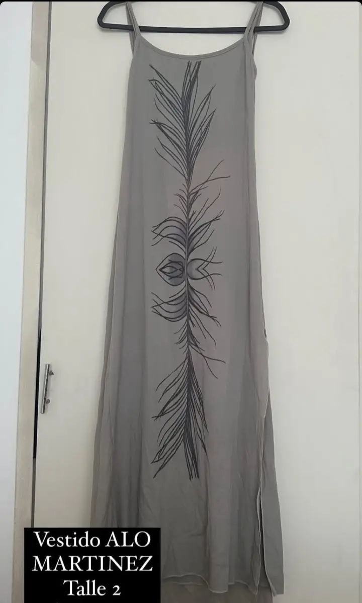 Vestido largo gris con estampado de pluma en el frente. Talle 2. Espalda descubierta