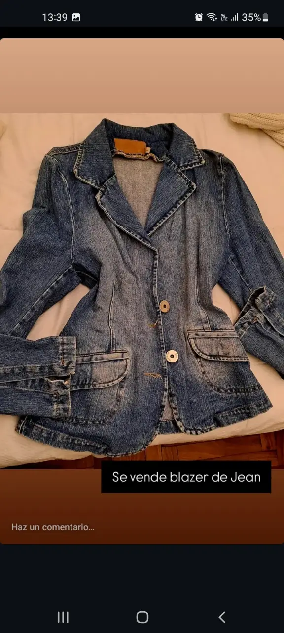 Blazer de jean azul, ideal para un look casual y canchero. Perfecto para combinar con jeans o pantalones de vestir.