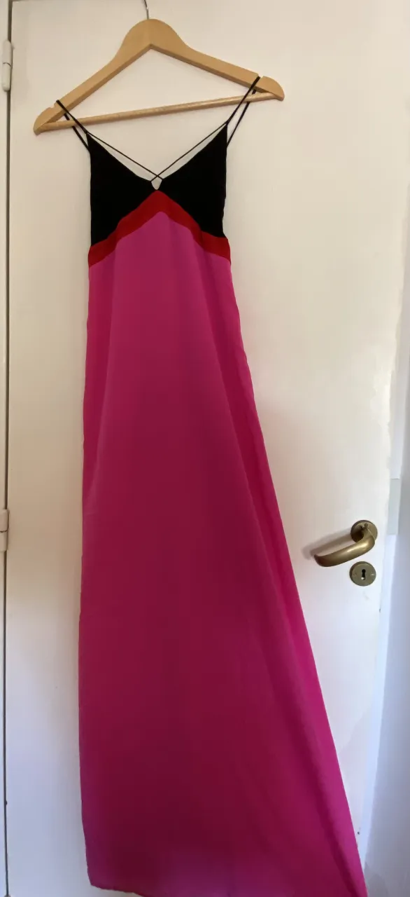 Vestido largo súper canchero, ideal para un evento. Tiene breteles finitos cruzados en la espalda y un corte con una abertura lateral. El diseño es tricolor con negro en el busto, un detalle en rojo y el resto en un vibrante fucsia.
Busto 86
Cintura 64
Cadera 90