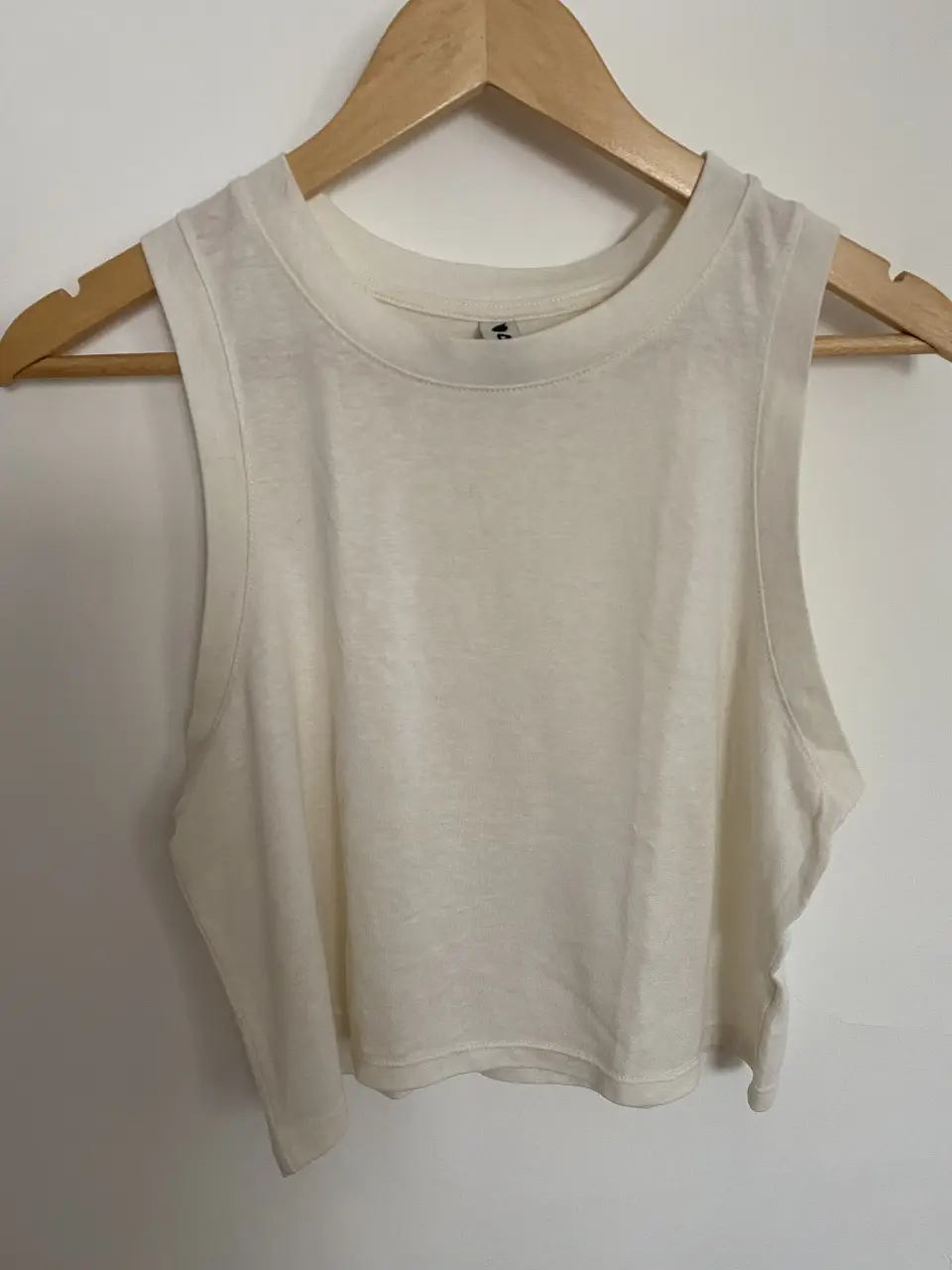 Musculosa crop de algodón color crudo, ideal para un look casual y fresco. Perfecta para combinar con jeans o shorts.