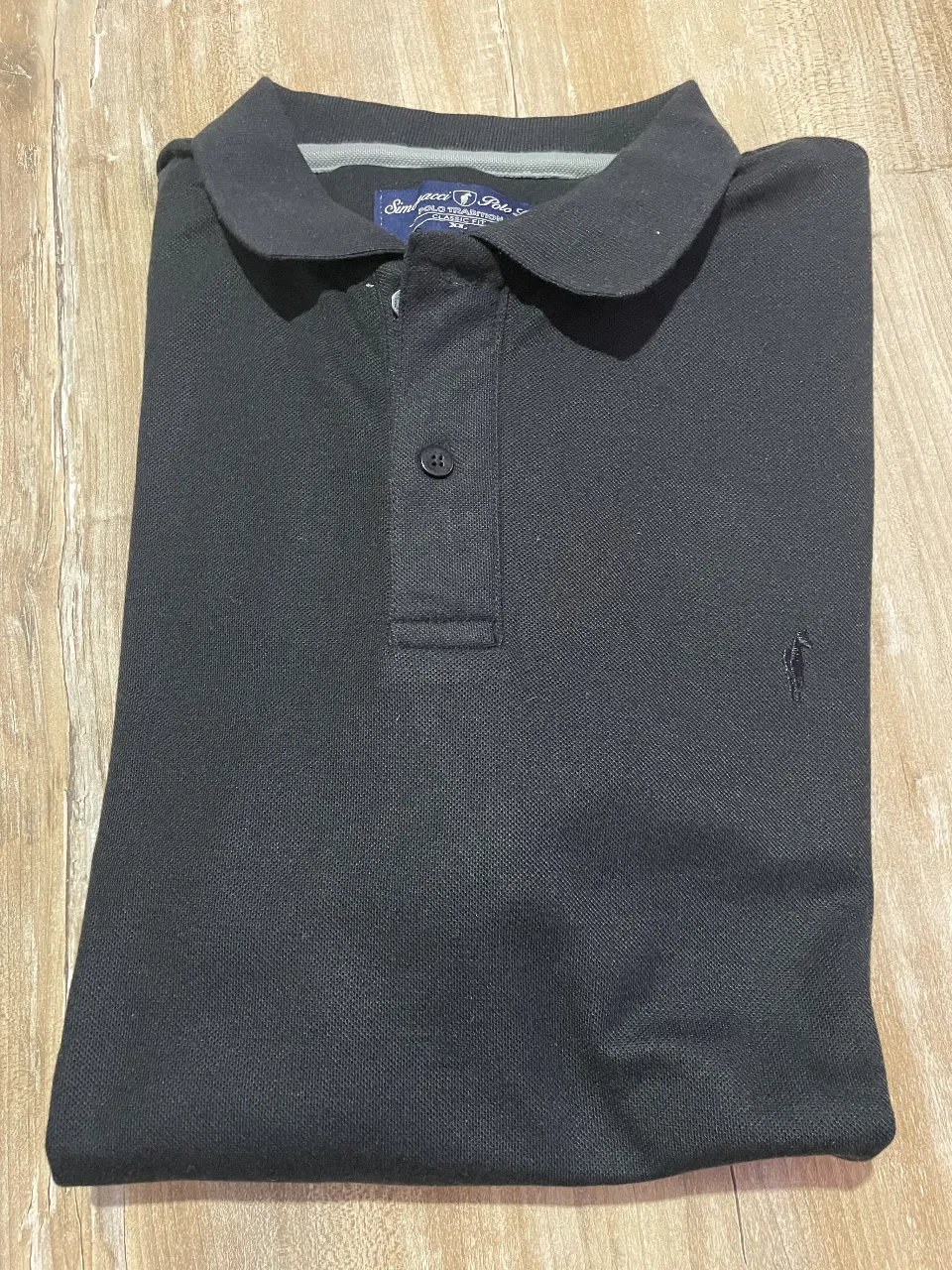 Remera polo negra de hombre, clásica, con cuello y botones. Marca Simacci Polo Life, talle XL. Ideal para un look casual y elegante.