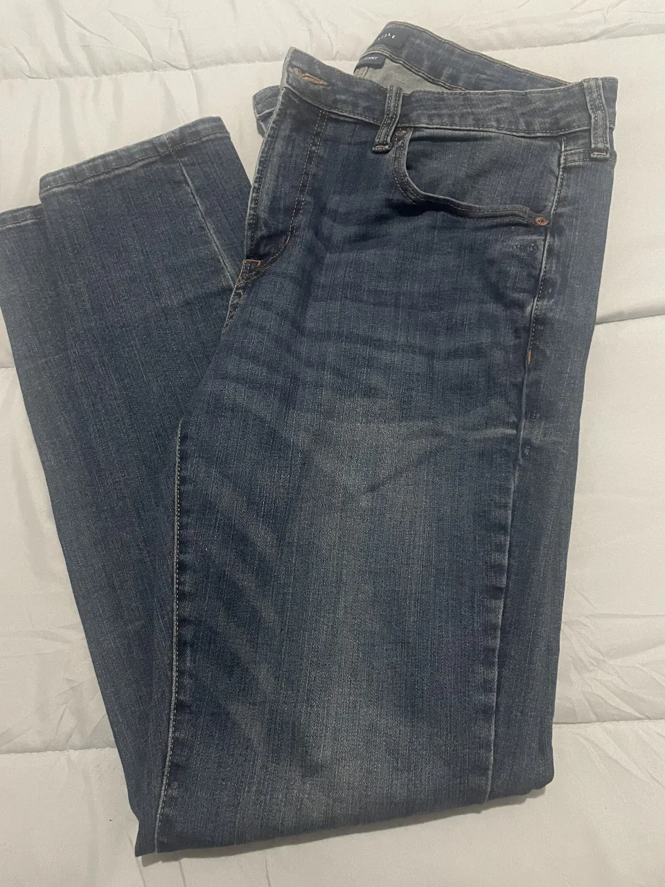 Jeans rectos de hombre, color azul, de la marca Aeropostale, talle 36/32. Ideal para un look casual y cómodo.