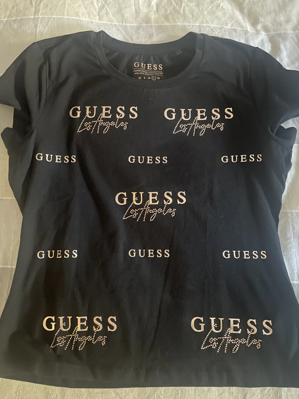 Remera GUESS - Vista 2