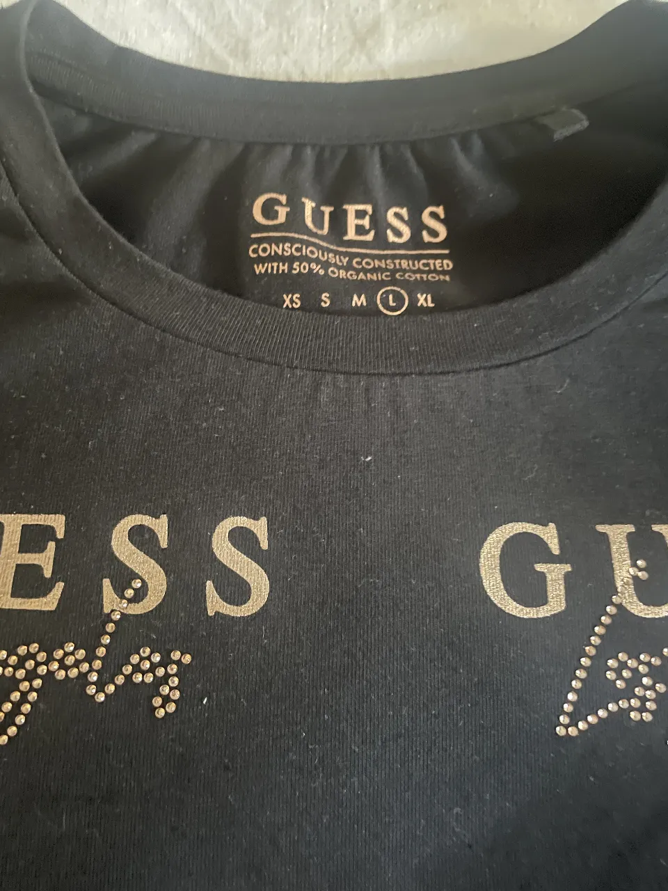 Remera GUESS - Vista 3