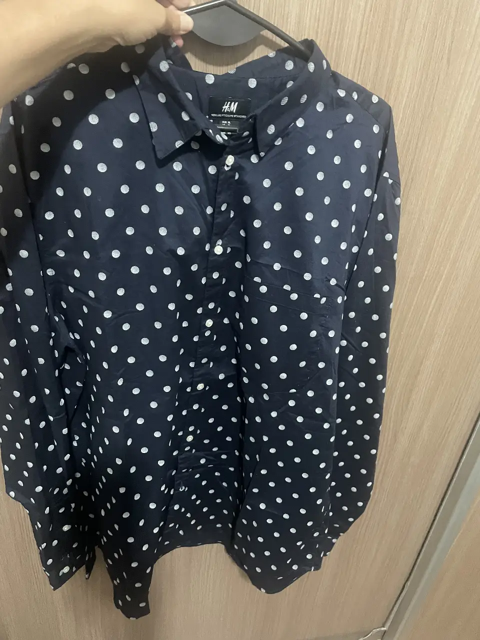 Camisa de hombre H&M azul marino con lunares blancos. Manga larga, ideal para un look casual o semi formal.