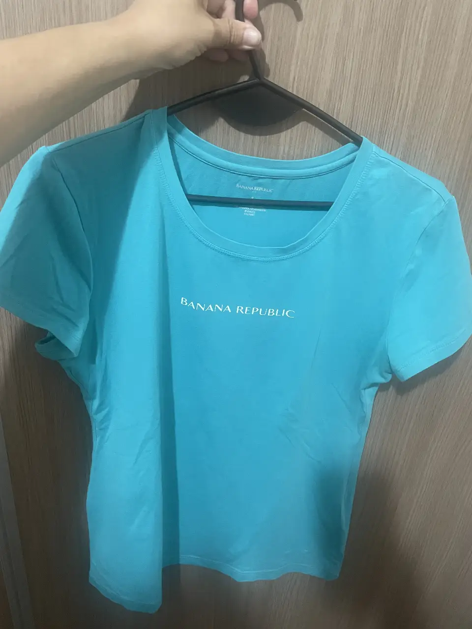 Remera de mujer Banana Republic, color celeste, talle S, confeccionada en algodón y elastano. Ideal para un look casual y cómodo.
