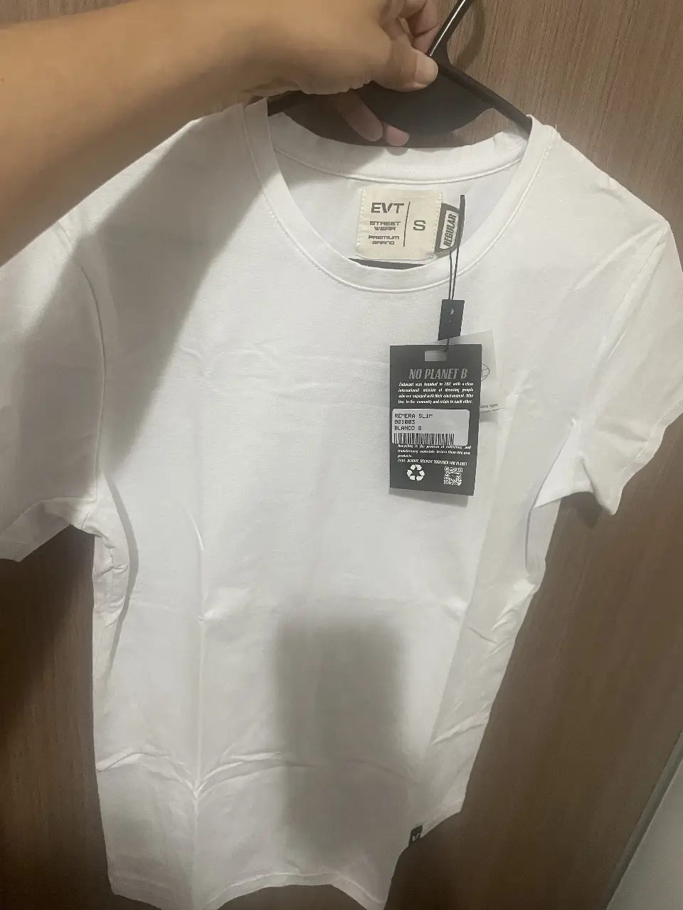 Remera blanca de hombre, de corte regular, con cuello redondo. Ideal para un look casual y cómodo.