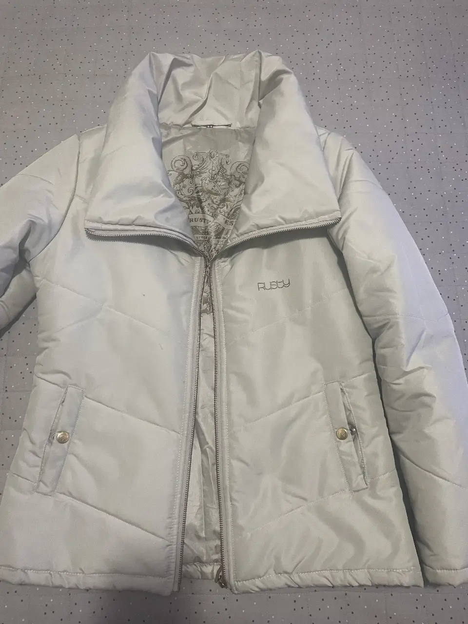 Campera Rusty acolchada para mujer, color gris claro, con cierre y cuello alto. Ideal para el invierno.