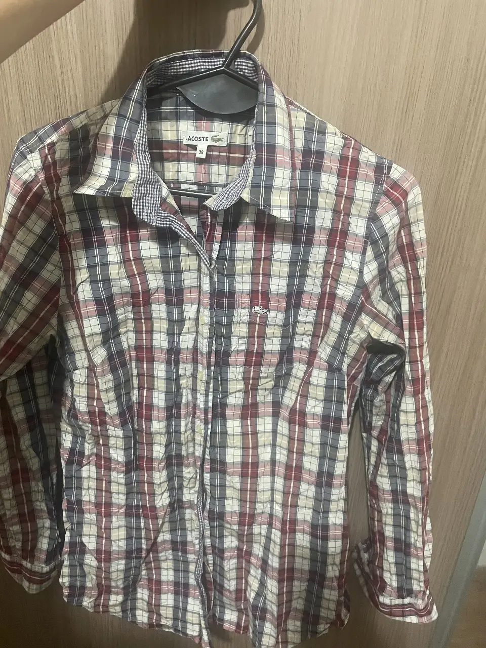 Camisa Lacoste a cuadros en tonos rojos, blancos y grises. Talle 38, ideal para un look casual y con estilo.