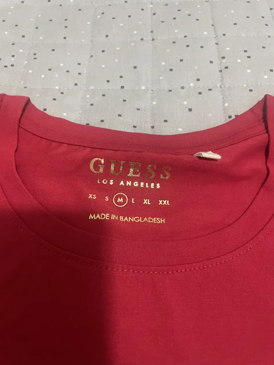 Remera GUESS - Vista 2