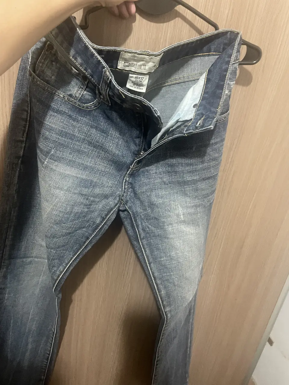 Jeans rectos de hombre, color azul gastado, con etiqueta 30x32. Marca Ecko Unltd. Ideal para un look casual y cómodo.