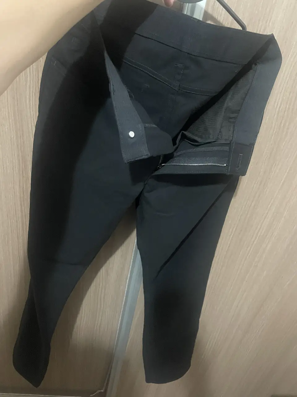 Pantalón sastrero negro de Calvin Klein, talle 31x32, ideal para un look elegante y versátil.