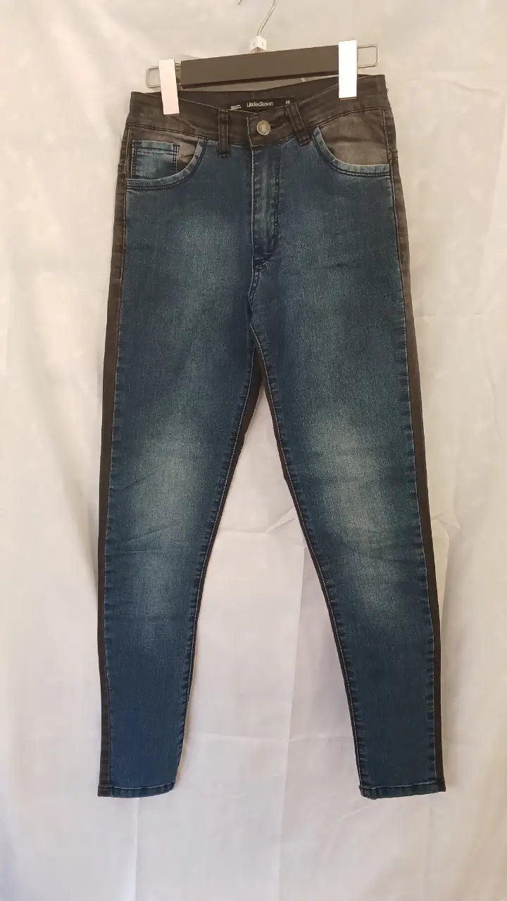 Jeans chupin little stone de mujer con 2 colores azul de adelante y gris de atrás. Talle 26. 