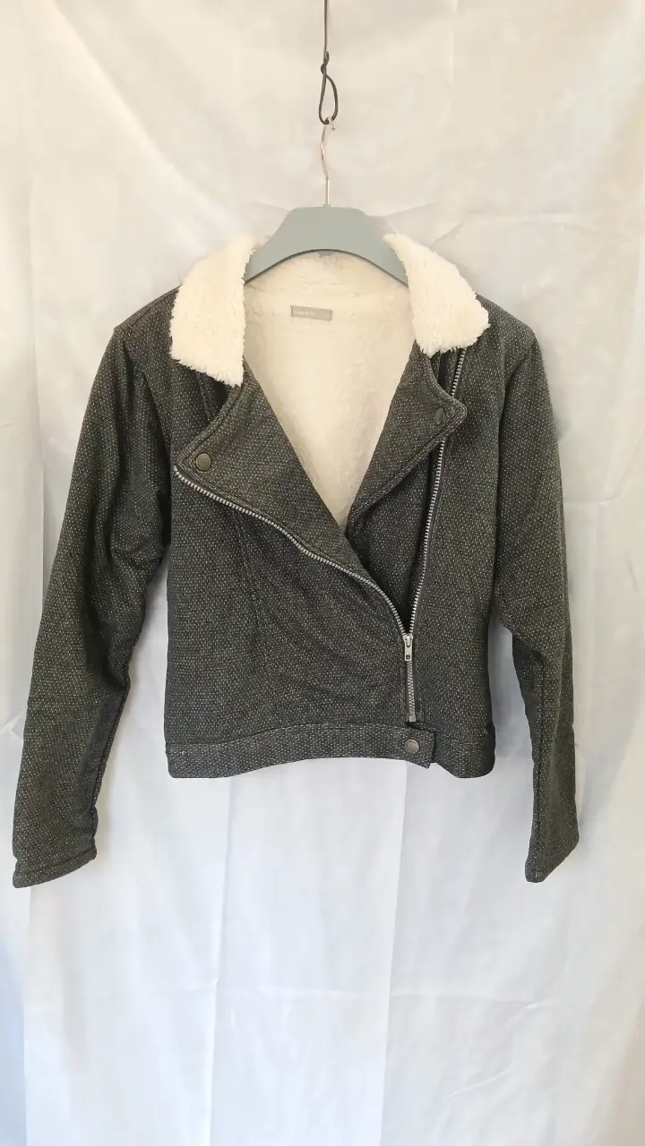 Campera Gamulan de niña, gris con interior de peluche (en las mangas no tiene) Con cierre asimétrico y detalles de botones. Marca Mimo & Co, talle 16. Tela gris con brillo.