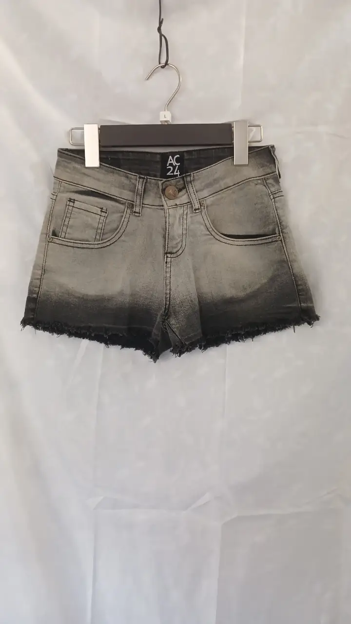 Short de Agarrate catalina jean gris con efecto degradado a negro en el bajo. Diseño con dos bolsillos traseros y detalle de la marca en la parte trasera. Cierre con botón y cremallera. Tiro medio, talle 24.