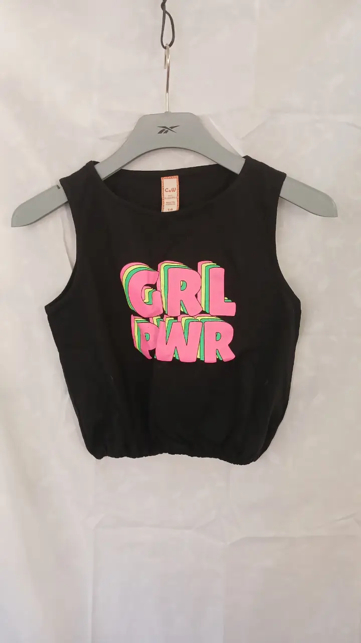 Top negro de niña con estampado "GRL PWR" en rosa, verde y amarillo. Ideal para un look casual y moderno.