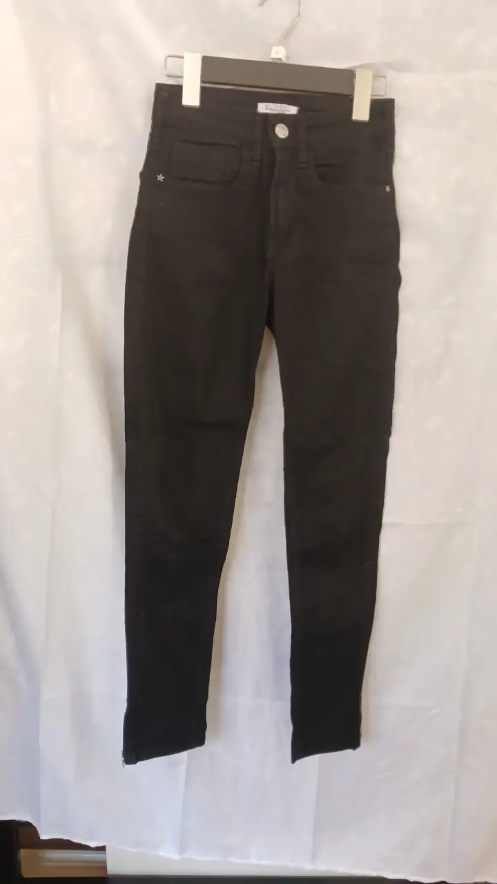 Jeans negro tiro alto de la marca Scombro. Calce chupín, con cierre en los tobillos. Ideal para un look casual y moderno. talle 24.