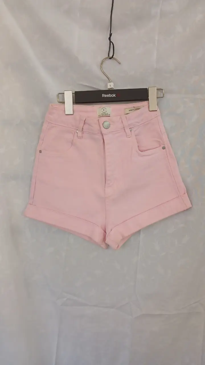 Short de jean rosa de super tiro alto, estilo clásico, ideal para un look casual y fresco. Confeccionado en algodón y elastano, ofrece comodidad y ajuste perfecto. Marca Cotton On, talle 36