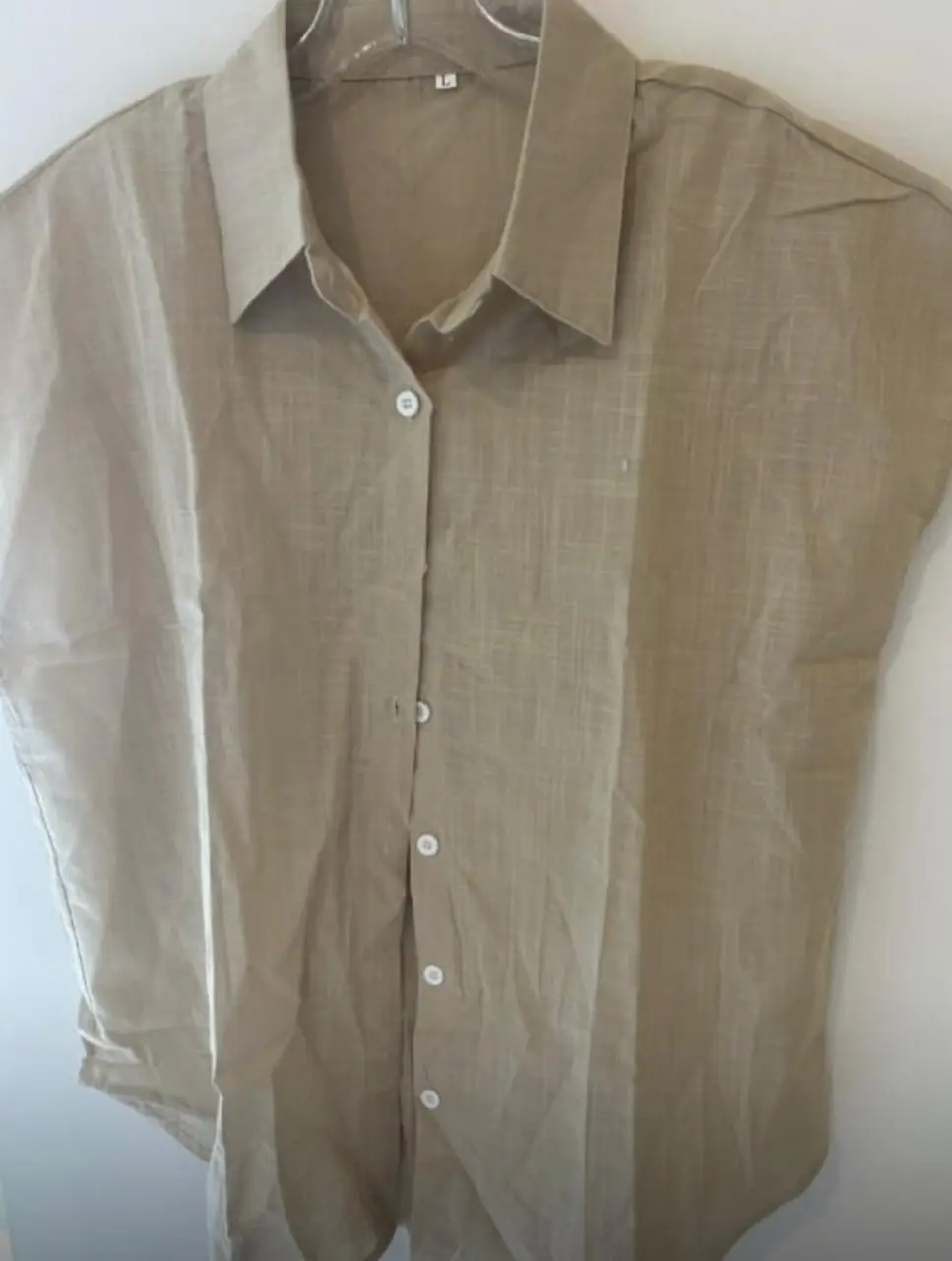 Camisa de hombre de lino color crudo, con cuello y botones. Ideal para un look casual y fresco.