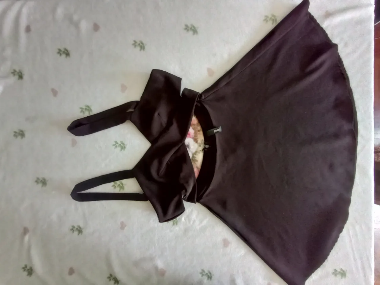 Vestido negro con espalda y cintura descubierta.Diseño moderno y elegante, ideal para eventos o salidas.