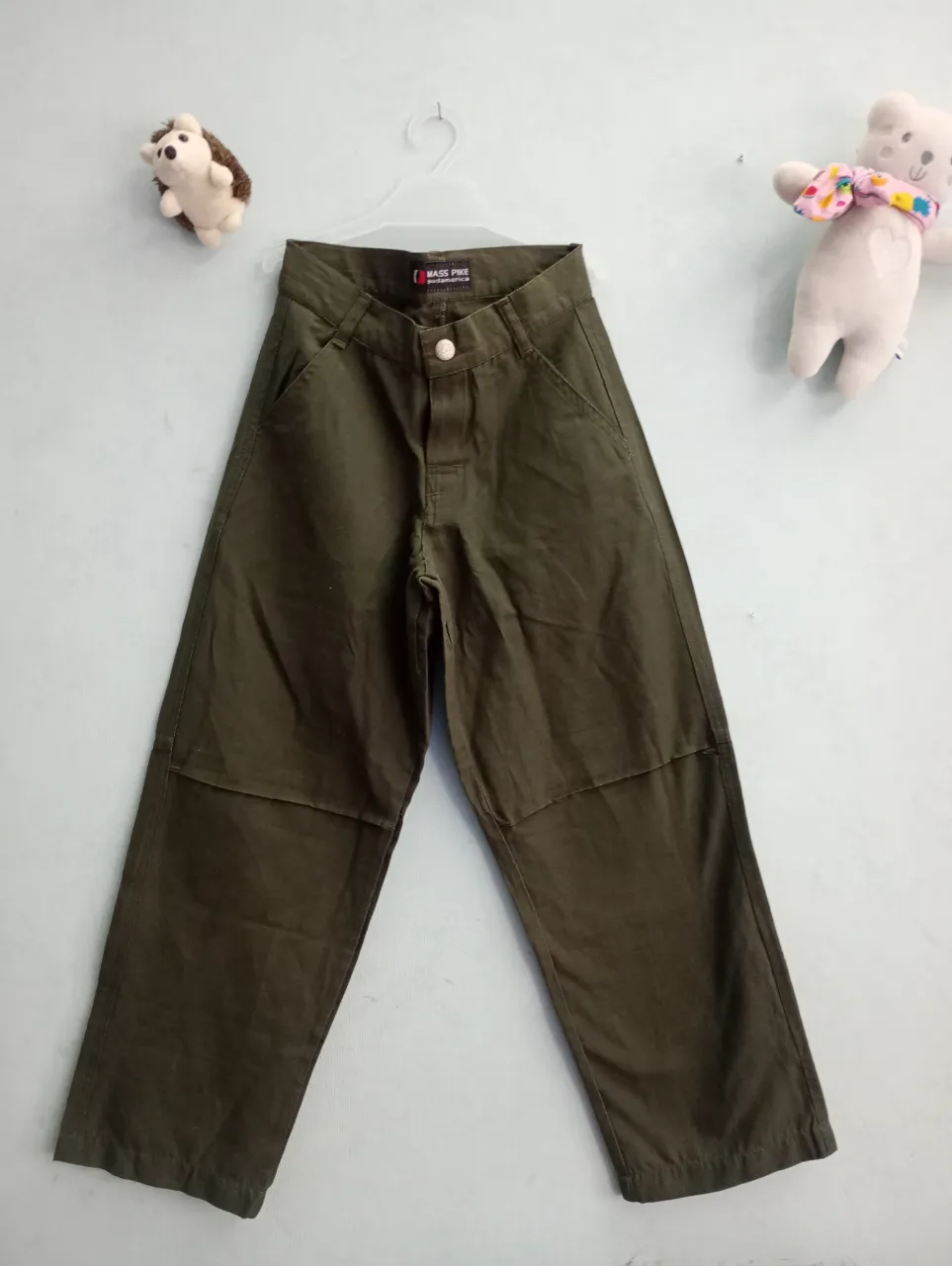 Pantalón cargo color verde militar, tiro alto, con bolsillos amplios y corte recto. Ideal para un look casual y cómodo.