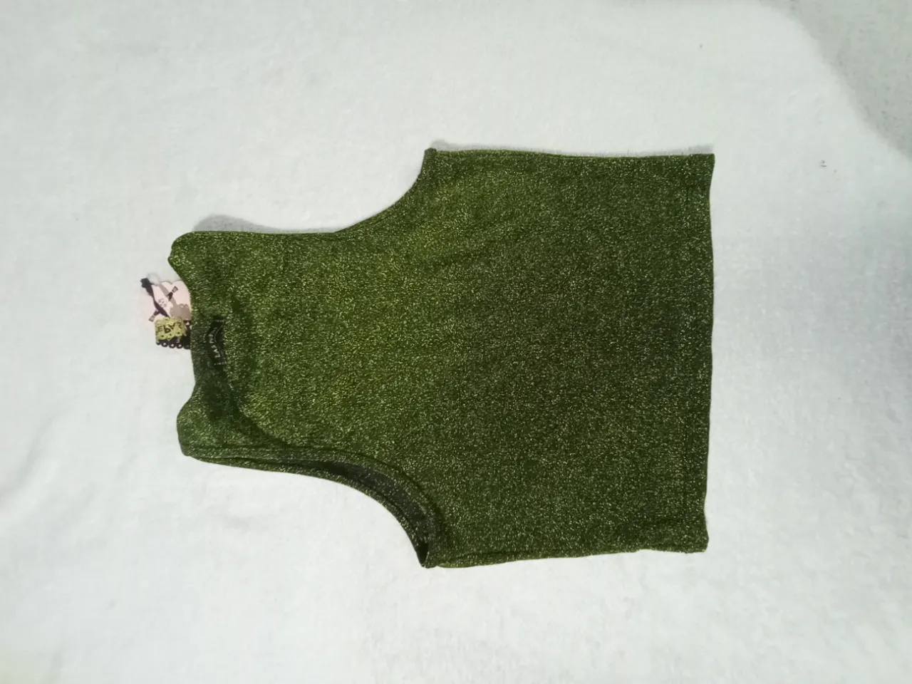 Top metalizado verde brillante, ideal para destacar en cualquier salida nocturna o evento especial. Su diseño moderno y llamativo lo convierte en una pieza clave para un look audaz y a la moda.